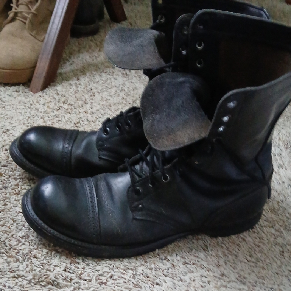 Size 10 D Classic Black Leather Combat Boots with Durable Sole